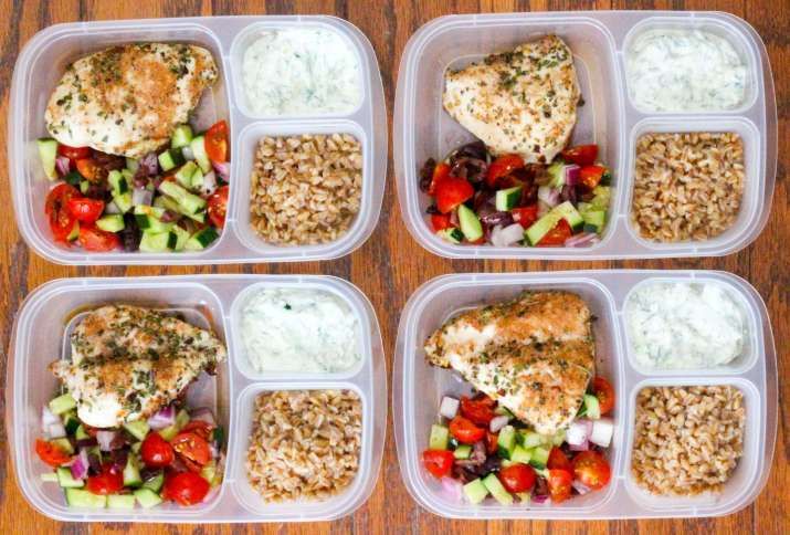 Fyra matlådor med kyckling, sallad, matvete och tzatziki förberedd för veckan.